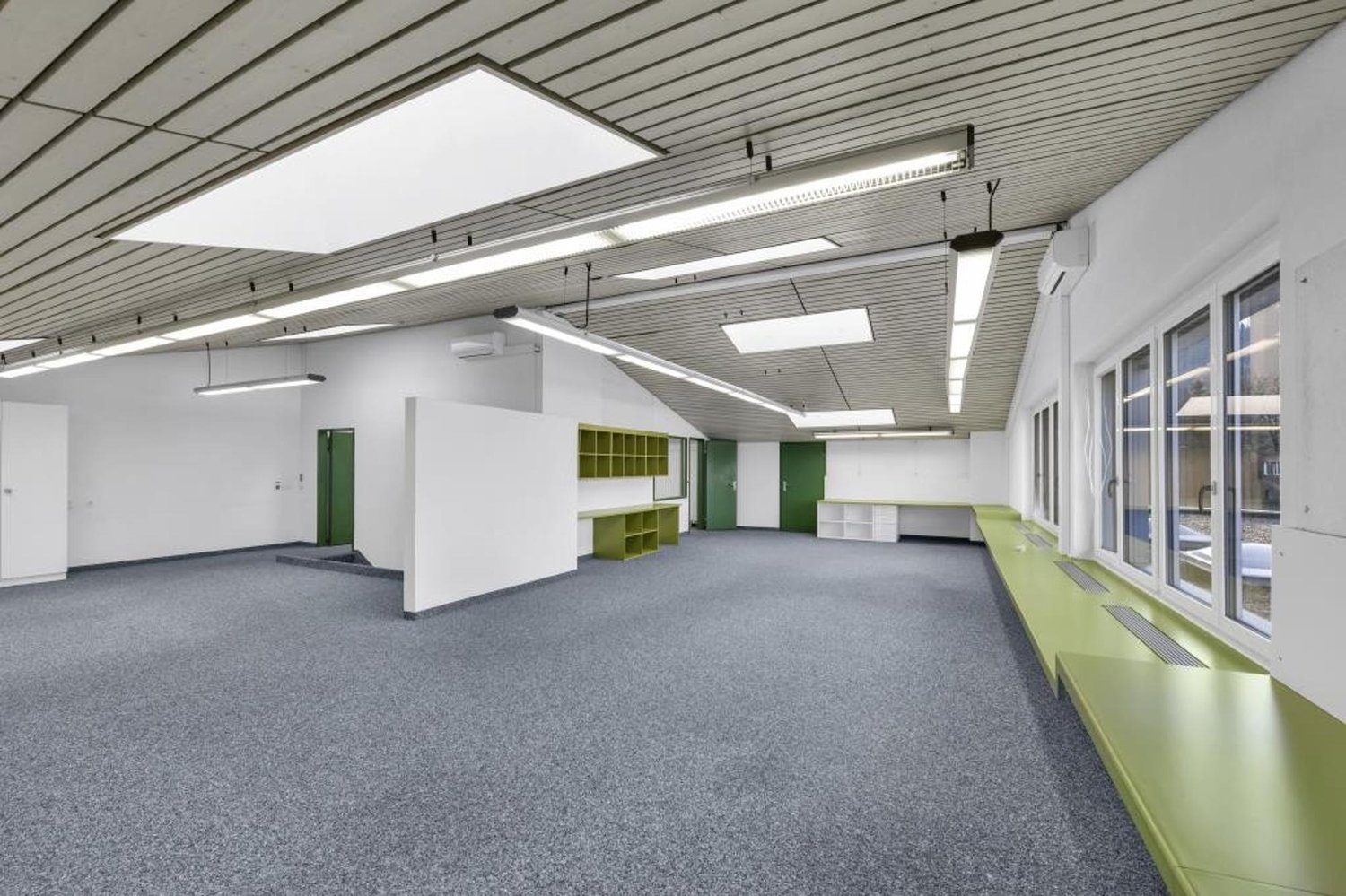 258m² office