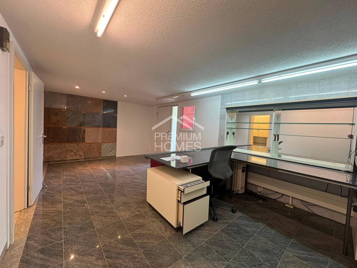 Commercial, Foto 1 von 7