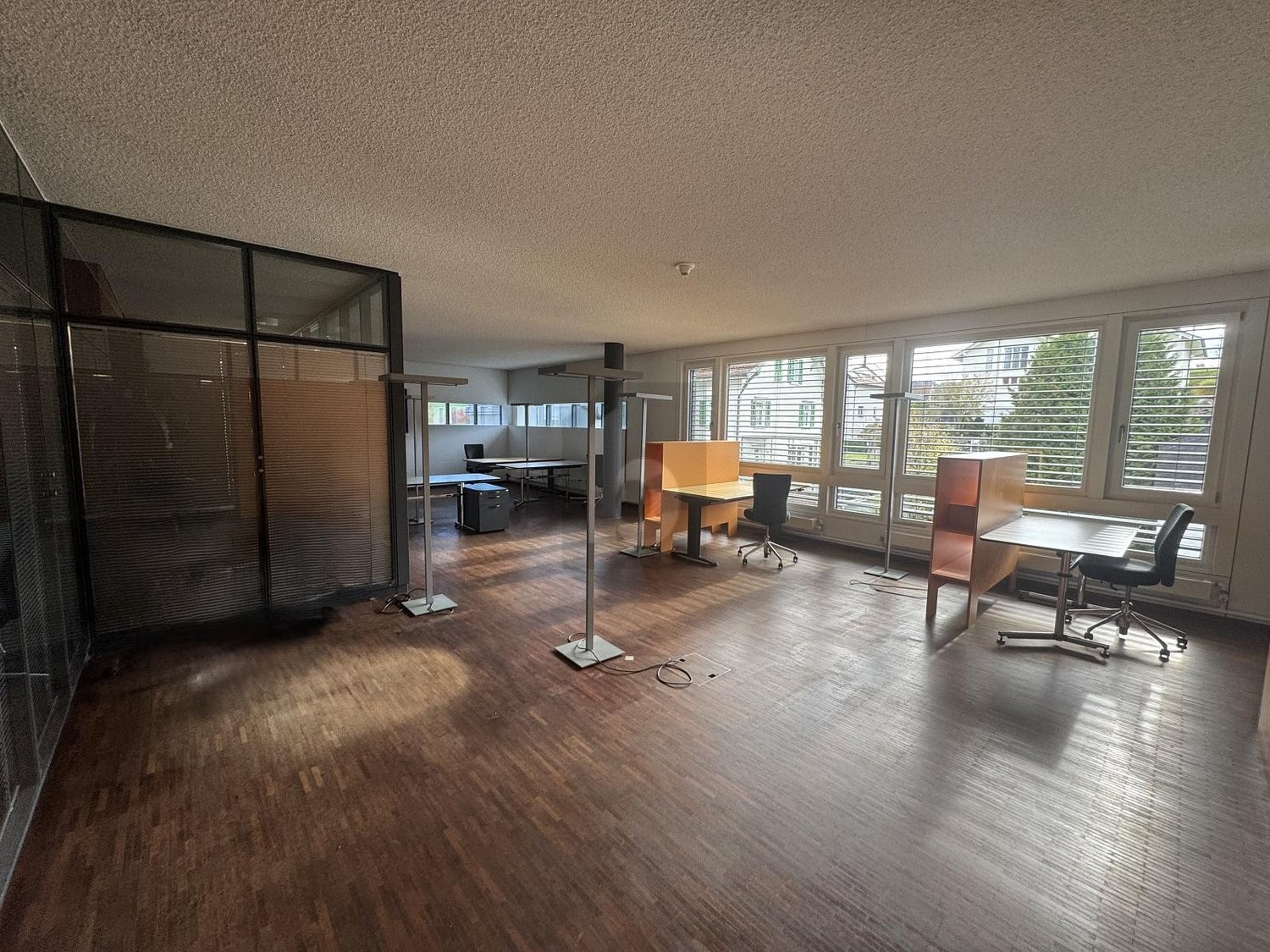 84m² office