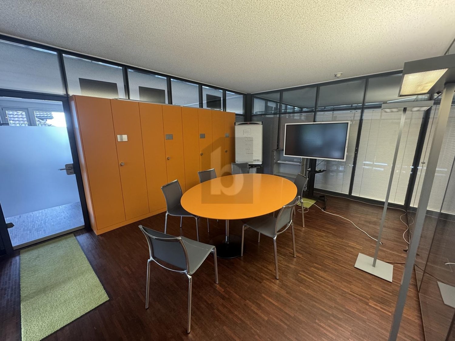 84m² office