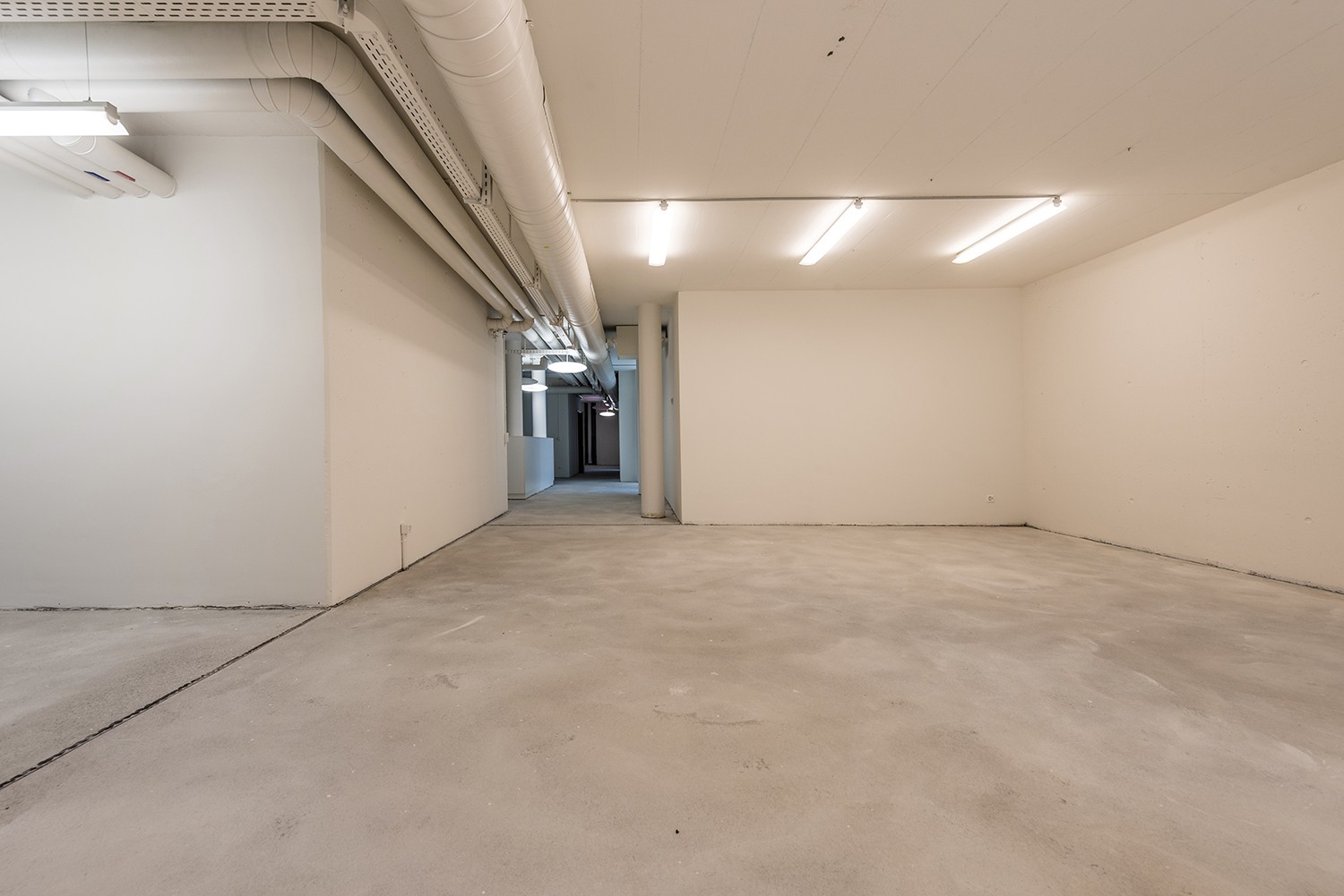 100m² hobby room