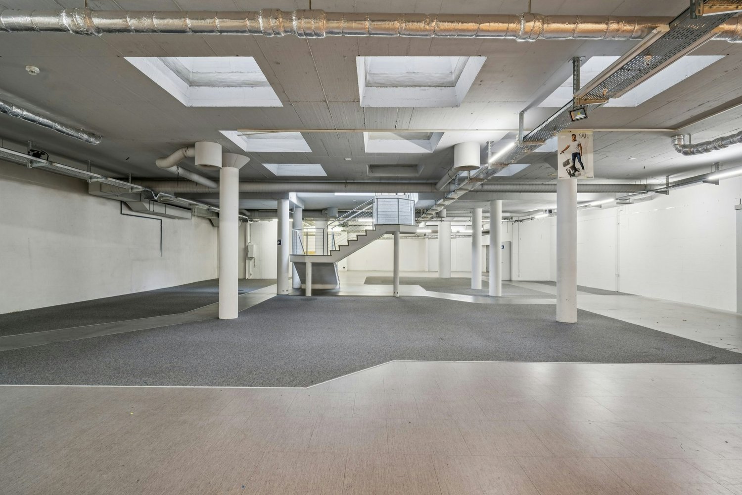 1081m² commercial