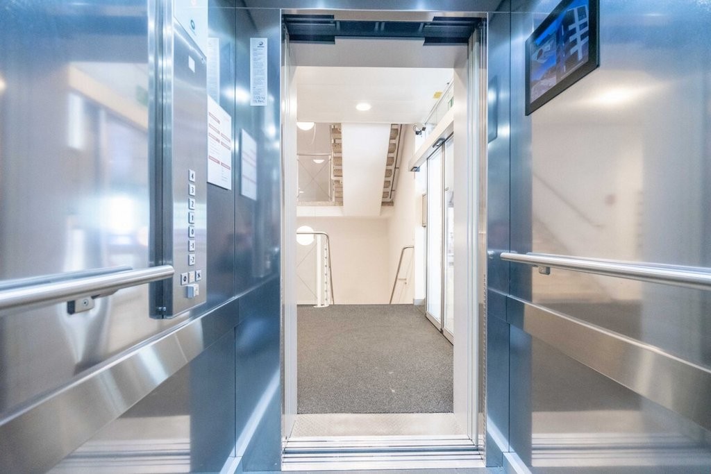 332m² office