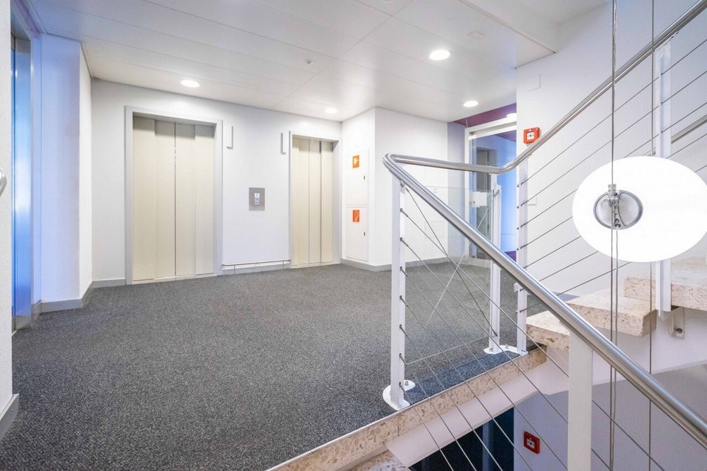 332m² office