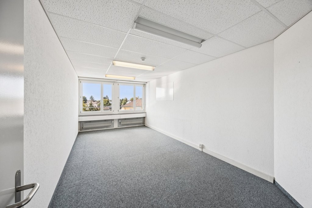 332m² office