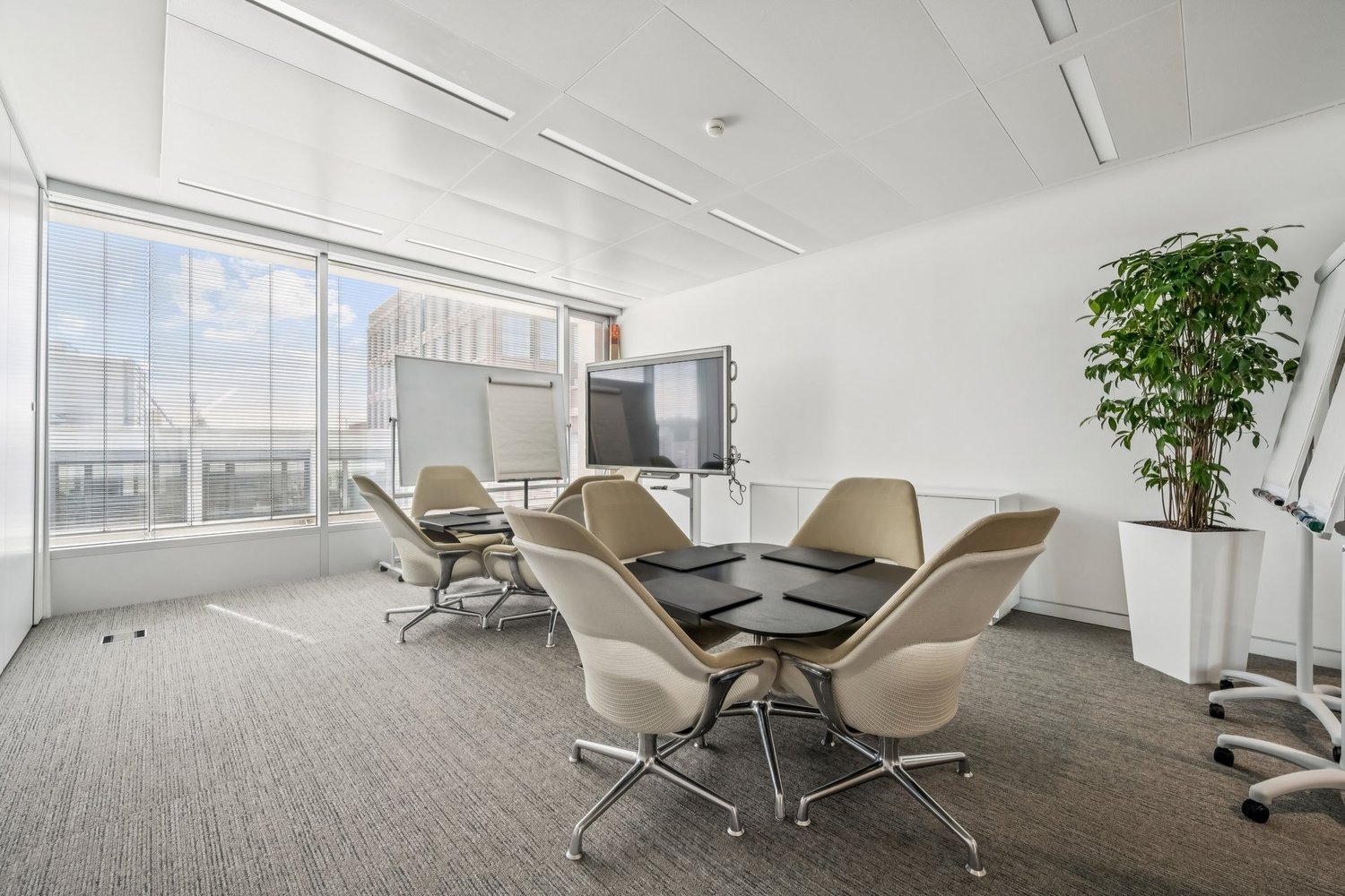 810m² office