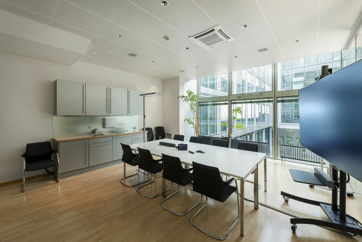 565m² office