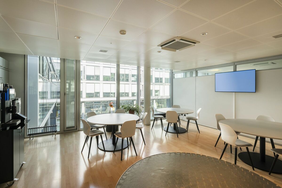 565m² office