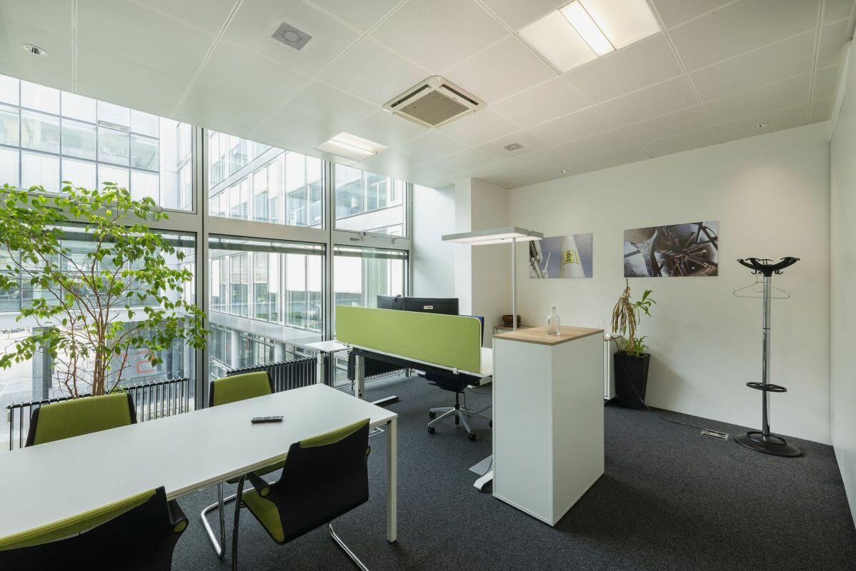 565m² office