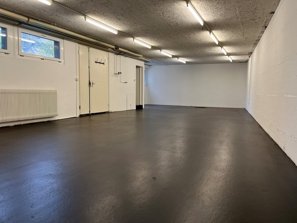 126m² workshop