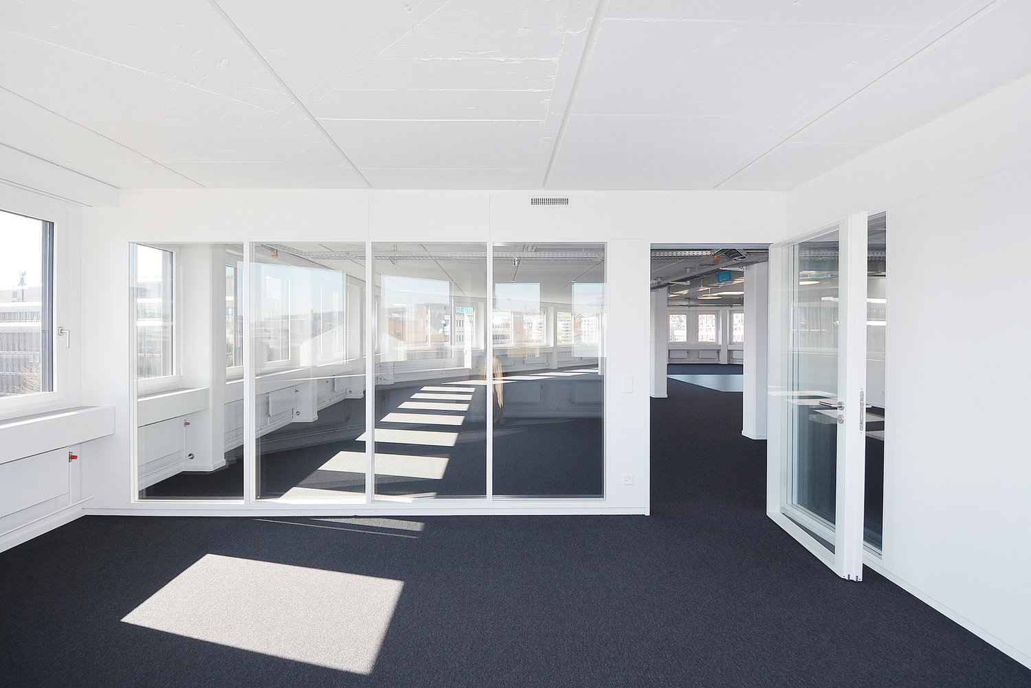304m² office