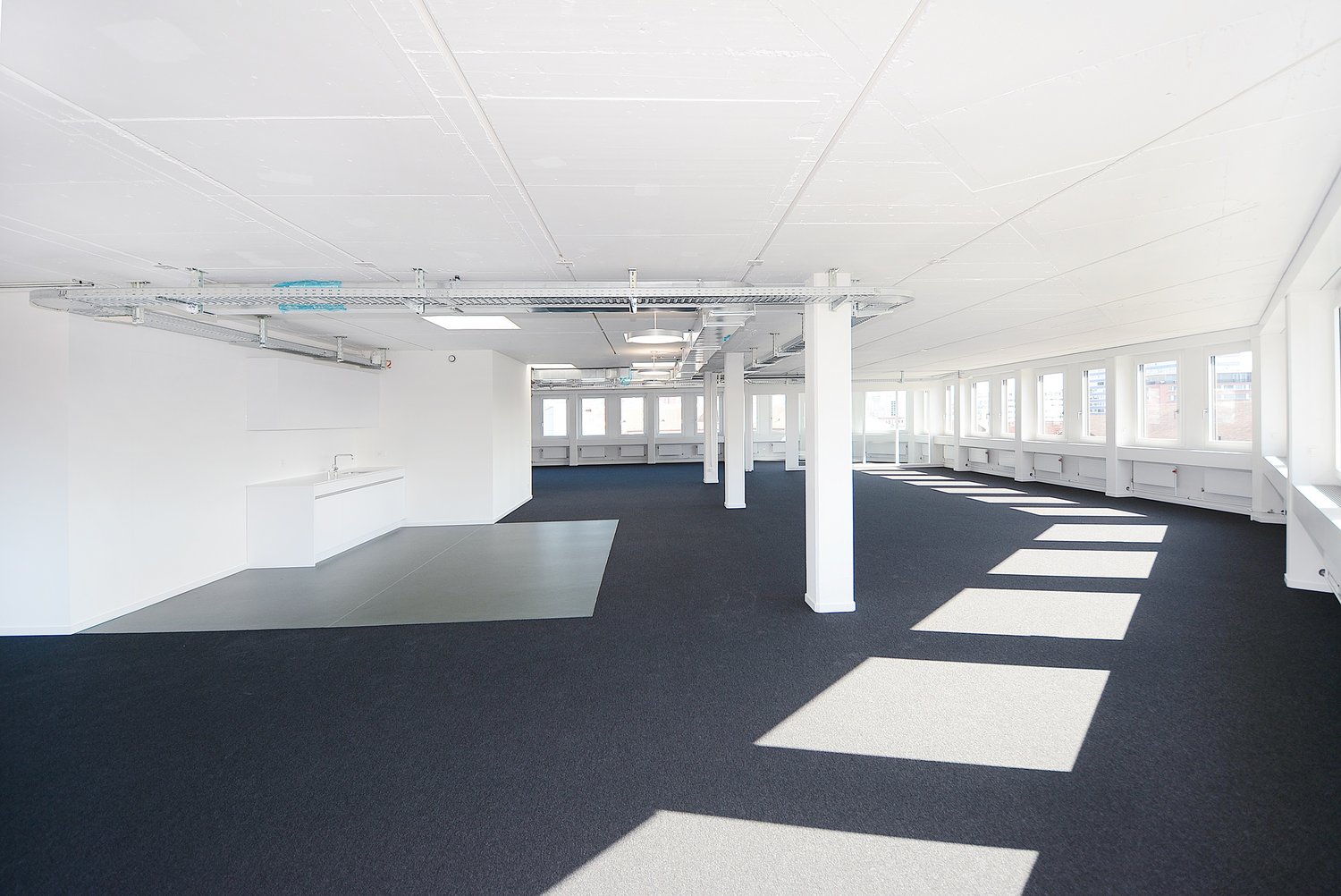 304m² office