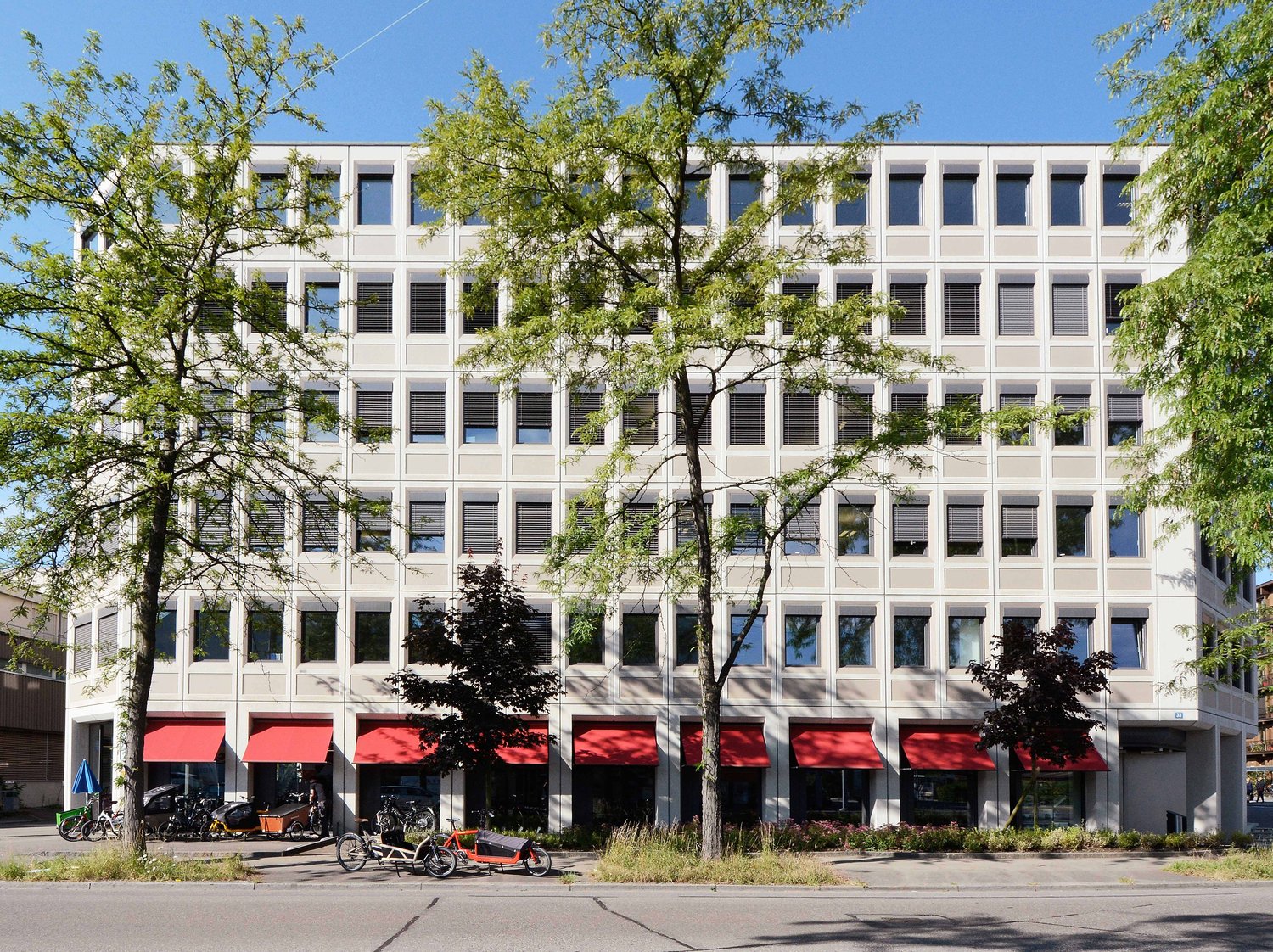 304m² office