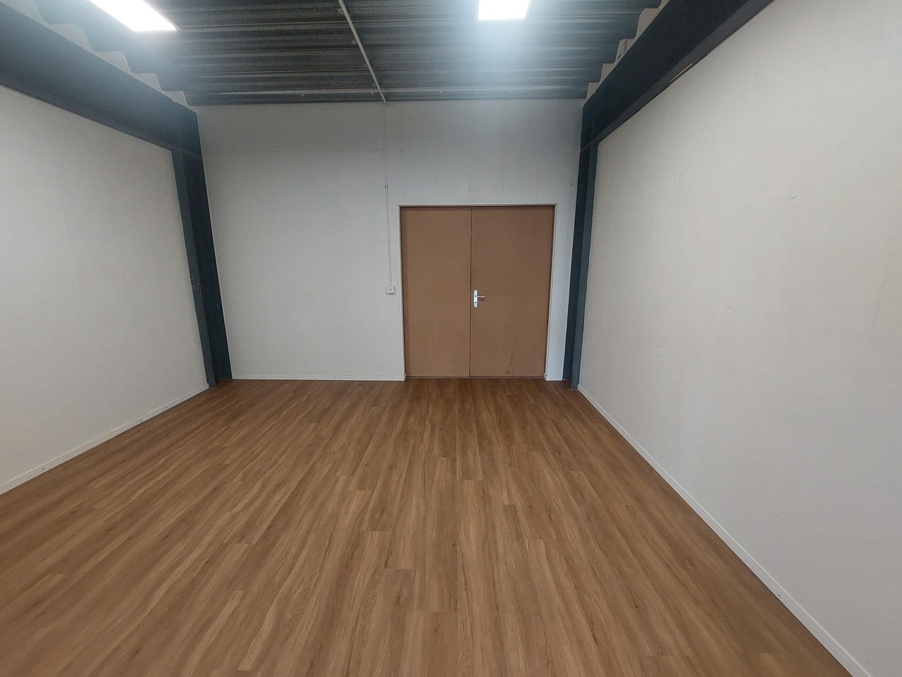 79m² commercial

Surface of 79m2 very well located in Lonay, close to Lausanne and the lakeside.   
  
Close to the Lonay-Préverenges station, the premises are easy to access. **  
  
** **Layout**   
\- Use: office/commercial premises/workshop   
\- Surface: 79m2 (a surface of approx. 43 m2 + a sur