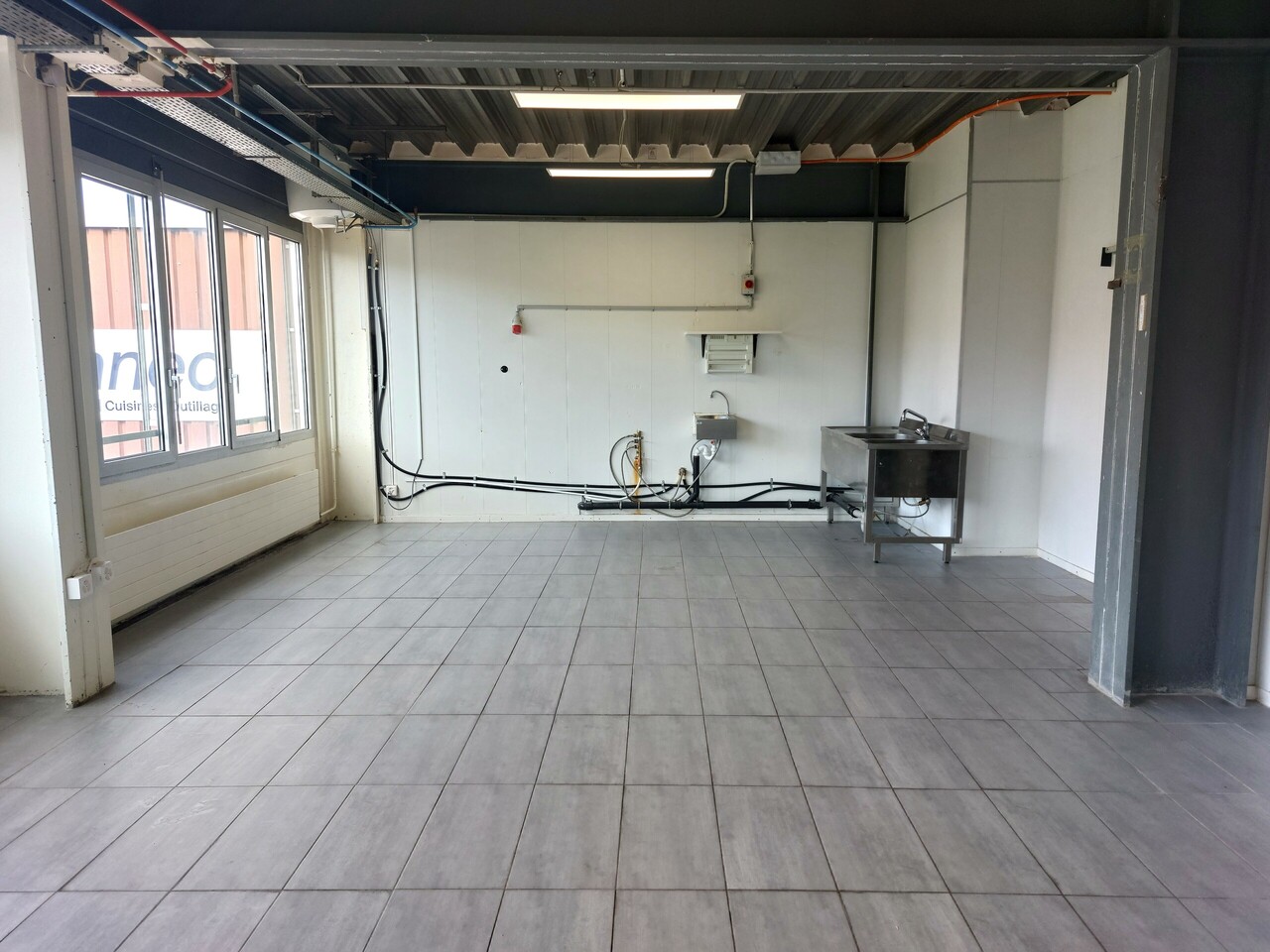 79m² commercial

Surface of 79m2 very well located in Lonay, close to Lausanne and the lakeside.   
  
Close to the Lonay-Préverenges station, the premises are easy to access. **  
  
** **Layout**   
\- Use: office/commercial premises/workshop   
\- Surface: 79m2 (a surface of approx. 43 m2 + a sur