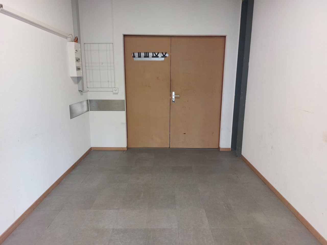 79m² commercial

Surface of 79m2 very well located in Lonay, close to Lausanne and the lakeside.   
  
Close to the Lonay-Préverenges station, the premises are easy to access. **  
  
** **Layout**   
\- Use: office/commercial premises/workshop   
\- Surface: 79m2 (a surface of approx. 43 m2 + a sur
