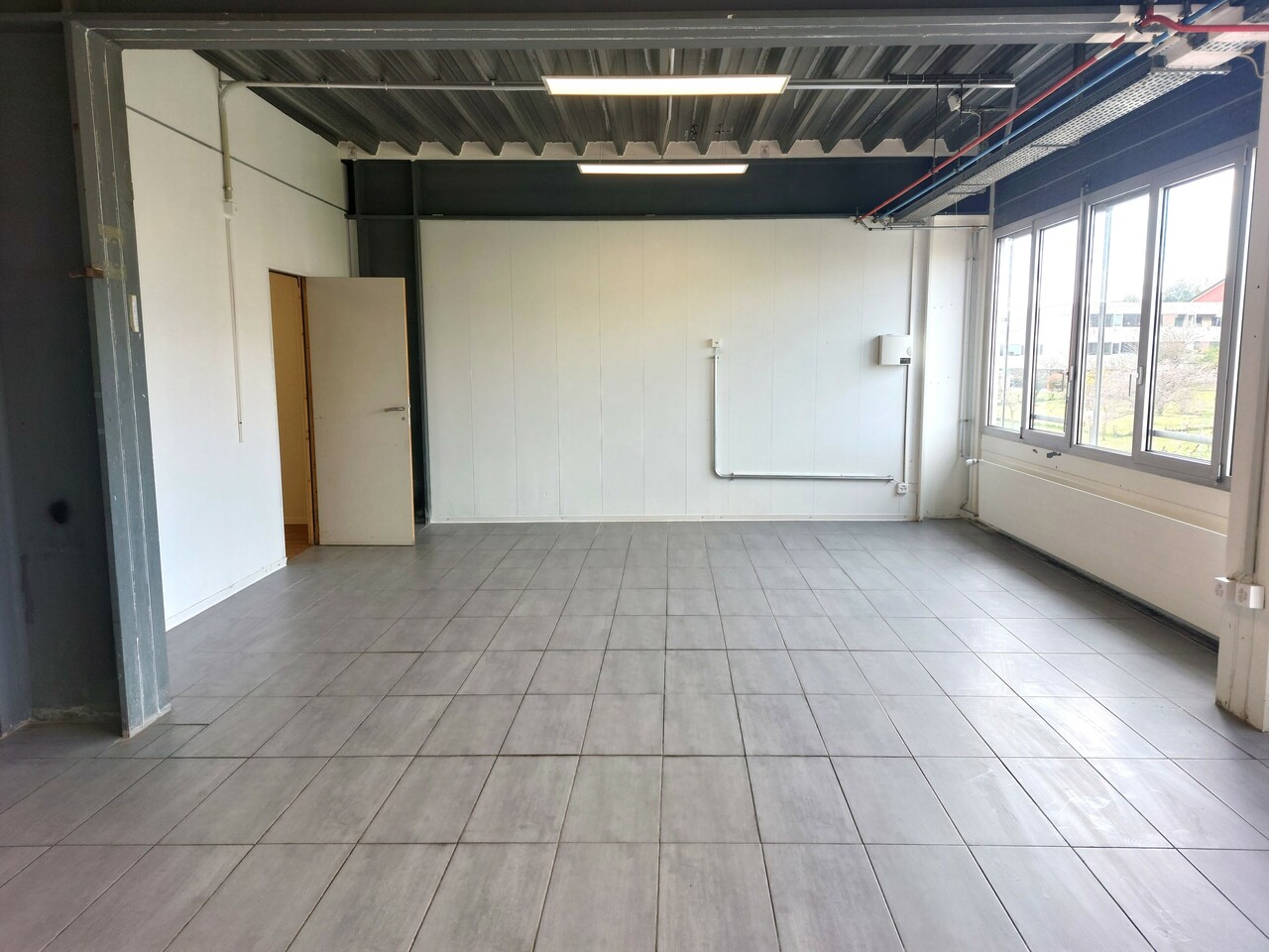 79m² commercial

Surface of 79m2 very well located in Lonay, close to Lausanne and the lakeside.   
  
Close to the Lonay-Préverenges station, the premises are easy to access. **  
  
** **Layout**   
\- Use: office/commercial premises/workshop   
\- Surface: 79m2 (a surface of approx. 43 m2 + a sur