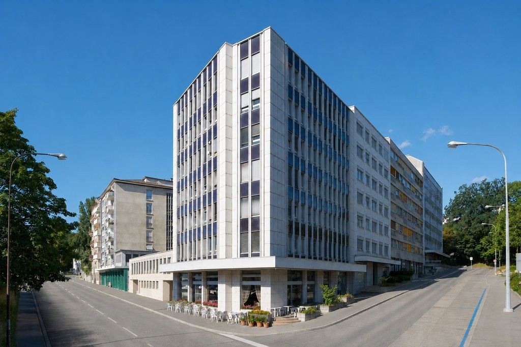 208m² Büro

Diese Büros im Quartier Montbrillant liegen 10 Gehminuten zwischen den internationalen Organisationen und dem Bahnhof Cornavin. Diese vollständig renovierte, grosszügige und helle Fläche verfügt über eine Kochnische und profitiert von einem Kühlsystem mittels Kaltdachdecke, das einen aus