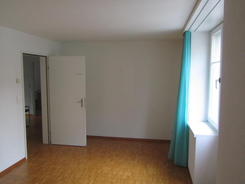Commercial, Foto 1 von 6