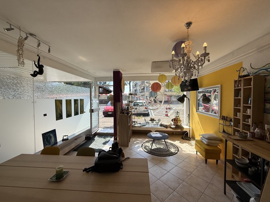 47m² Büro
Die 47m2 grosse Arcade befindet sich im Erdgeschoss eines Mietgebäudes.
Sie setzt sich wie folgt zusammen:

- Hauptraum
- WC
- Reduit

Haben wir Ihr Interesse geweckt?

Um einen Besichtigungstermin zu vereinbaren, bitten wir Sie, direkt mit Madame Monastra unter +41 79 279 89 78 Kontakt au, Foto 5 von 5