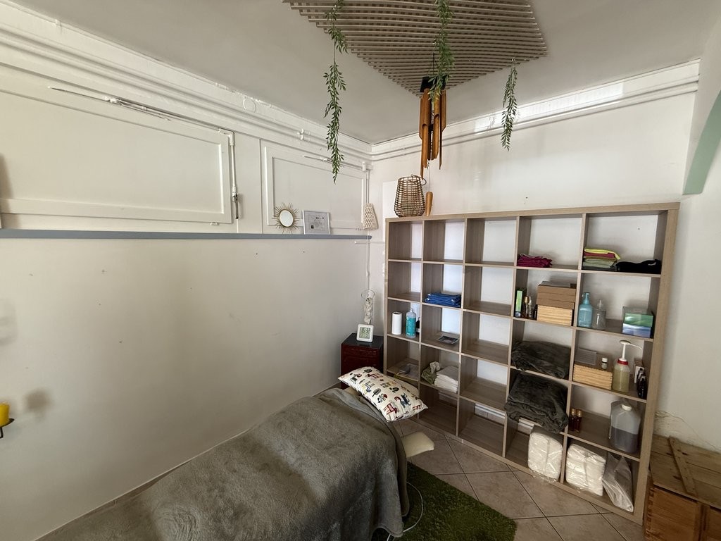47m² Büro
Die 47m2 grosse Arcade befindet sich im Erdgeschoss eines Mietgebäudes.
Sie setzt sich wie folgt zusammen:

- Hauptraum
- WC
- Reduit

Haben wir Ihr Interesse geweckt?

Um einen Besichtigungstermin zu vereinbaren, bitten wir Sie, direkt mit Madame Monastra unter +41 79 279 89 78 Kontakt au, Foto 3 von 5