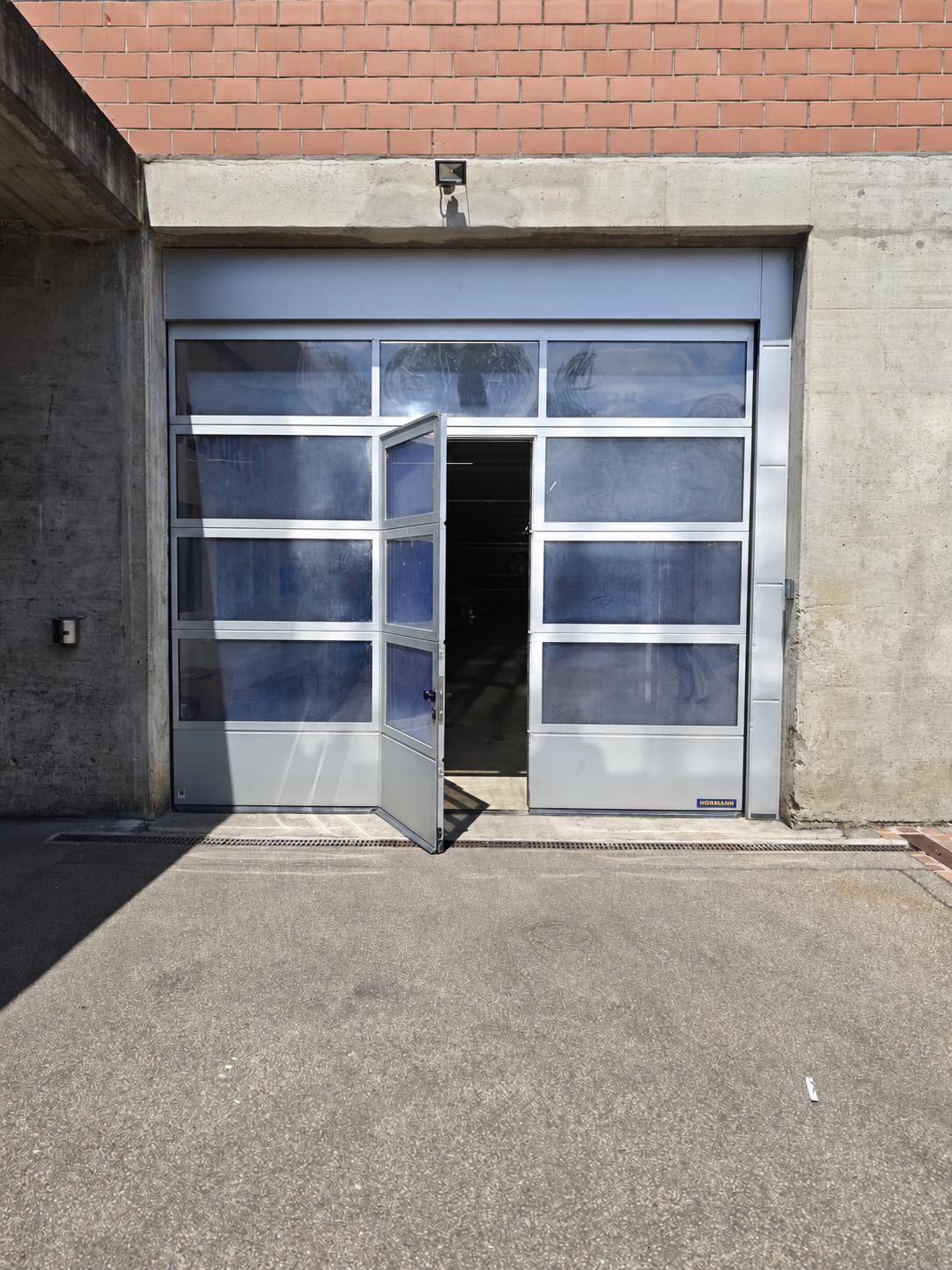 Commercial, foto 1 di 10