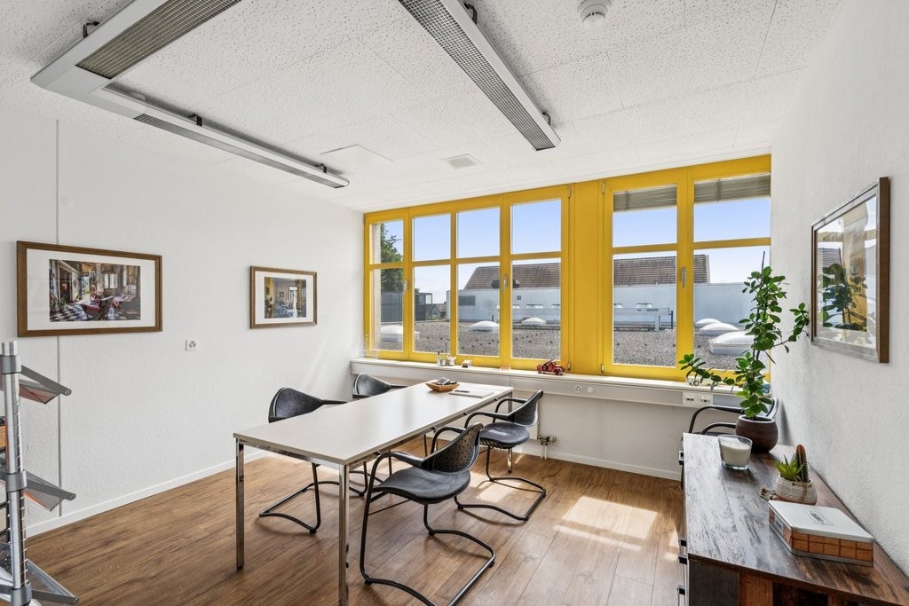 125m² office