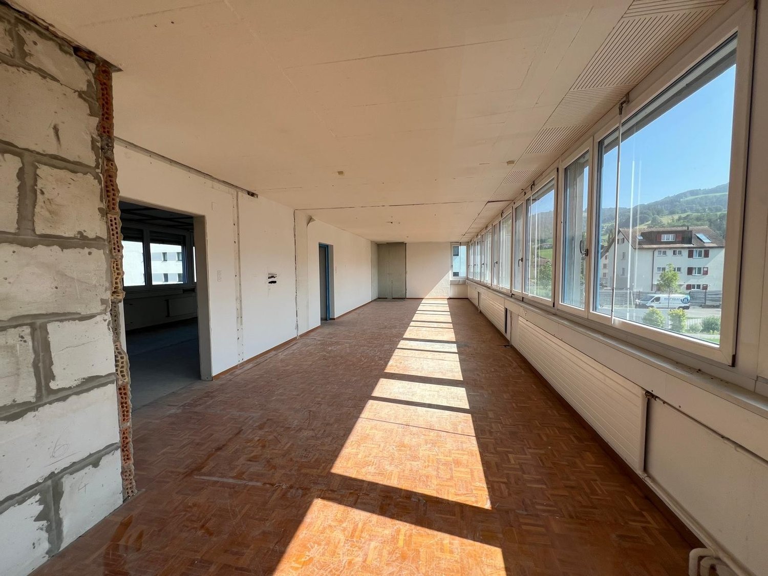 190m² office
