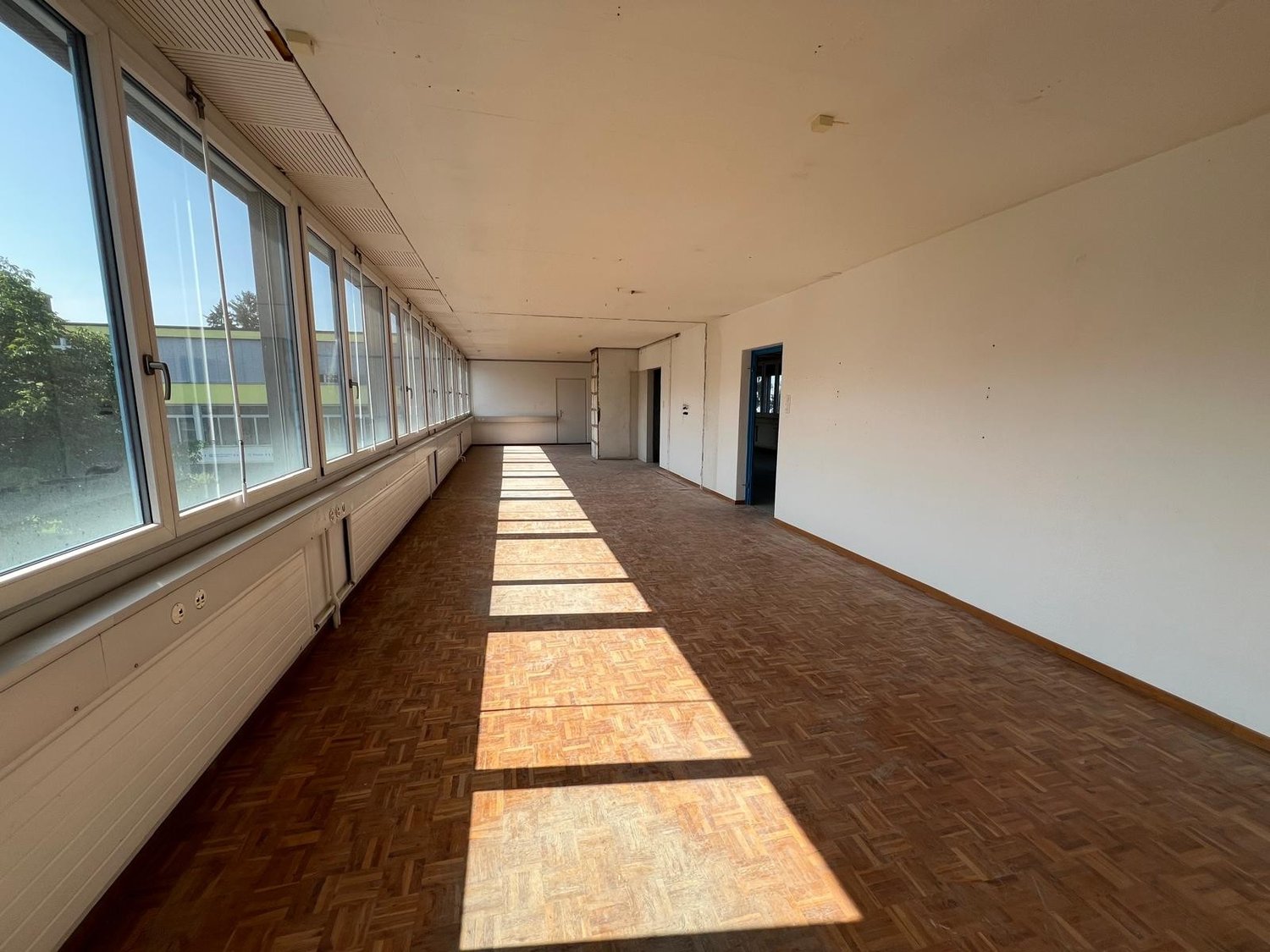 190m² office