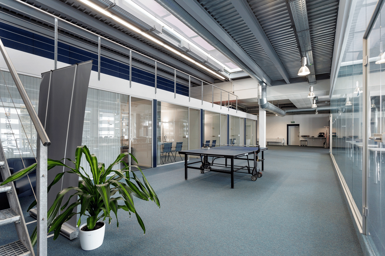 775m² office