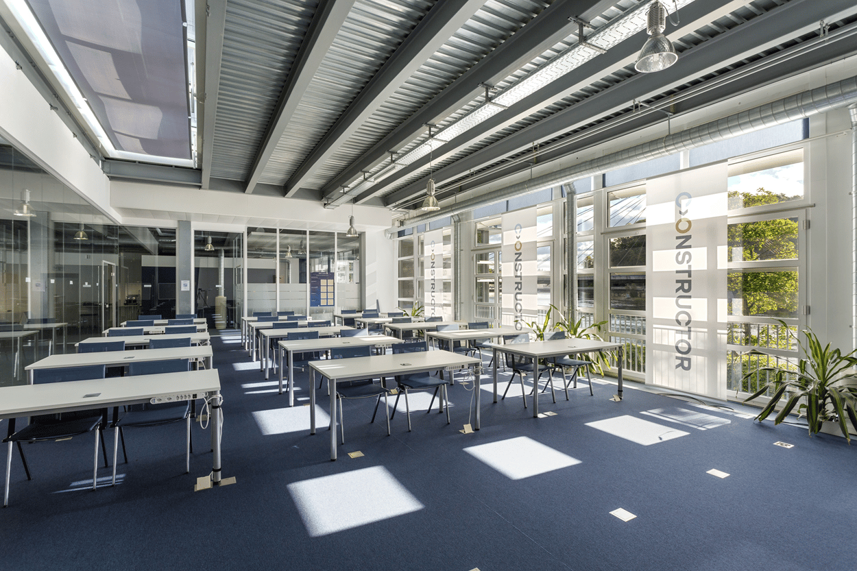 775m² office