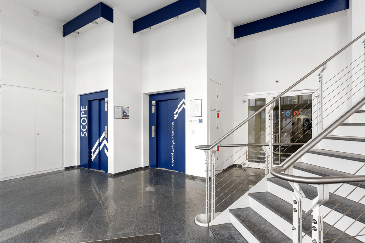 775m² office