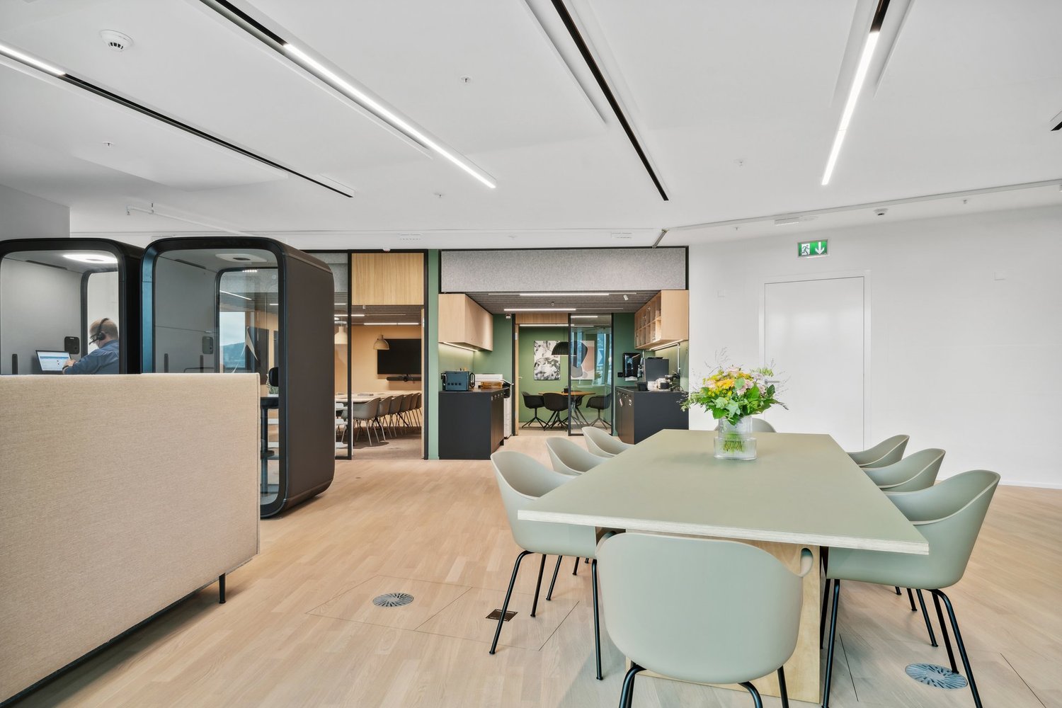 100m² office
