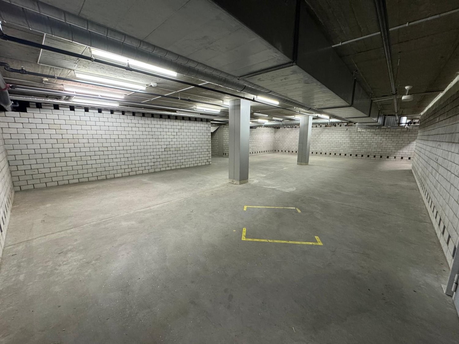 119m² storage room