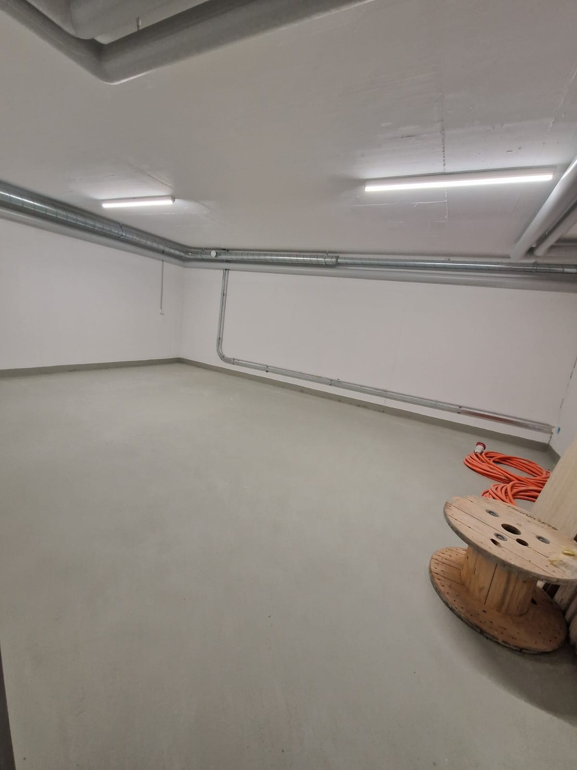 33m² cellar compartment