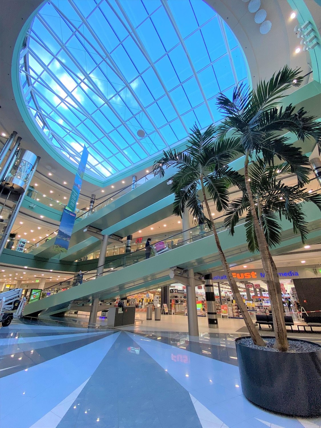 100m² shop