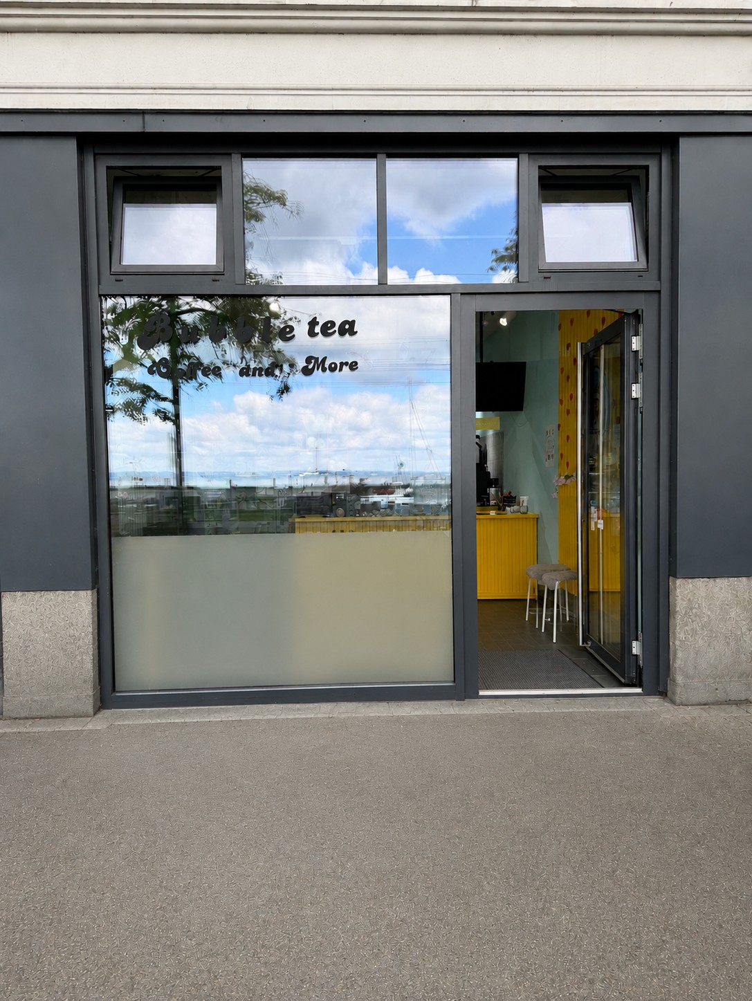 Commercial, Foto 1 von 9