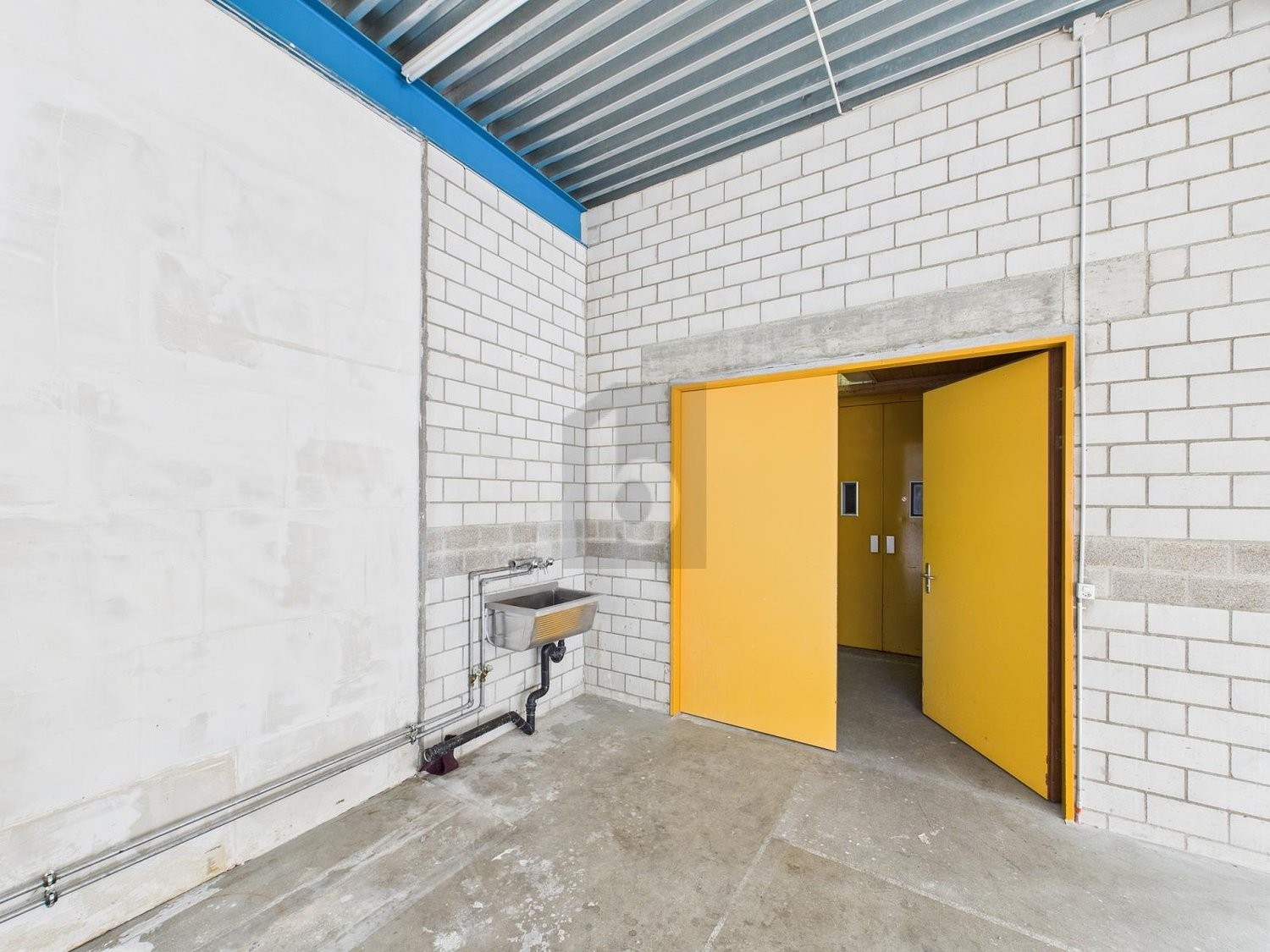 75m² storage room