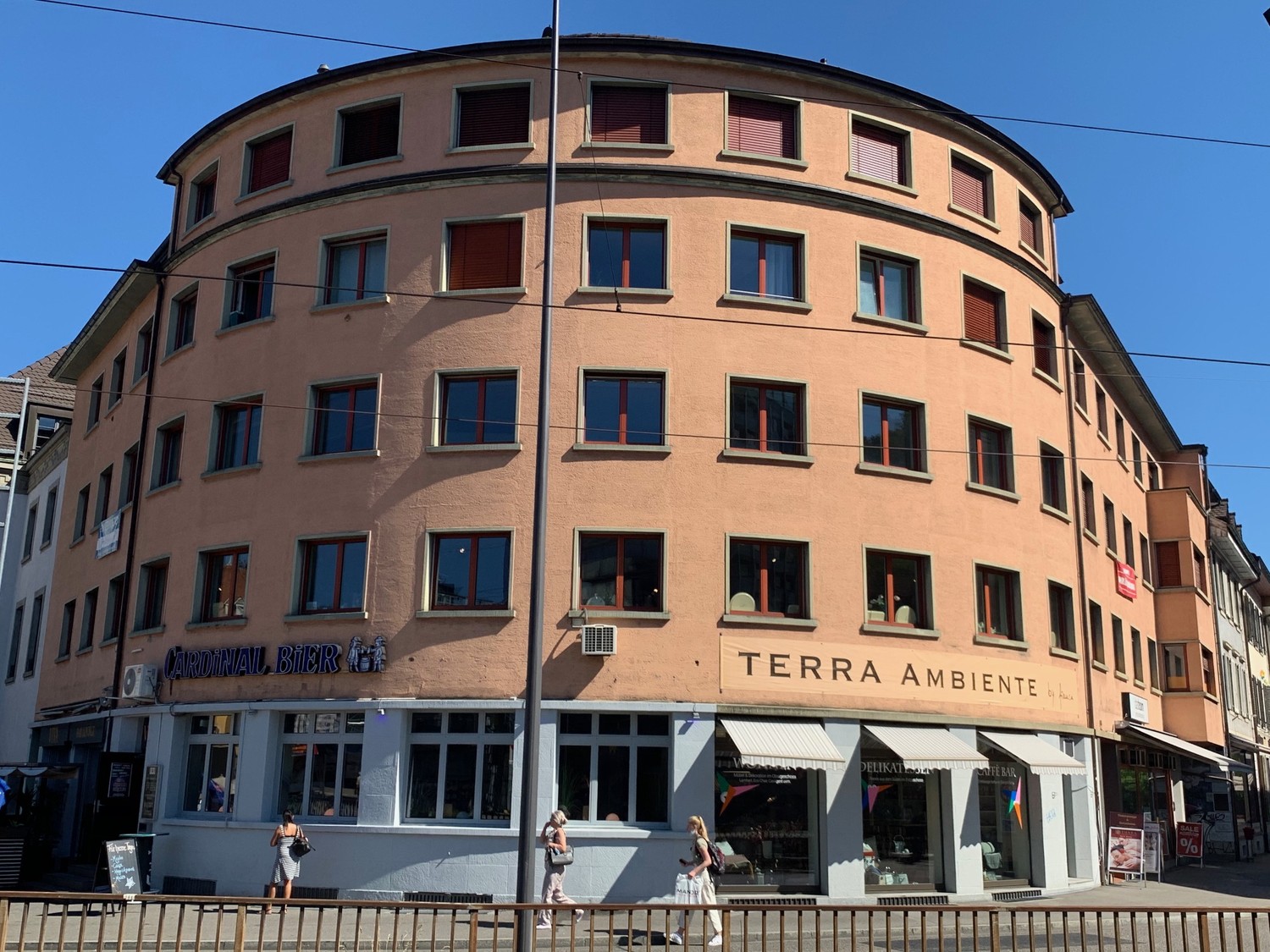 142m² shop