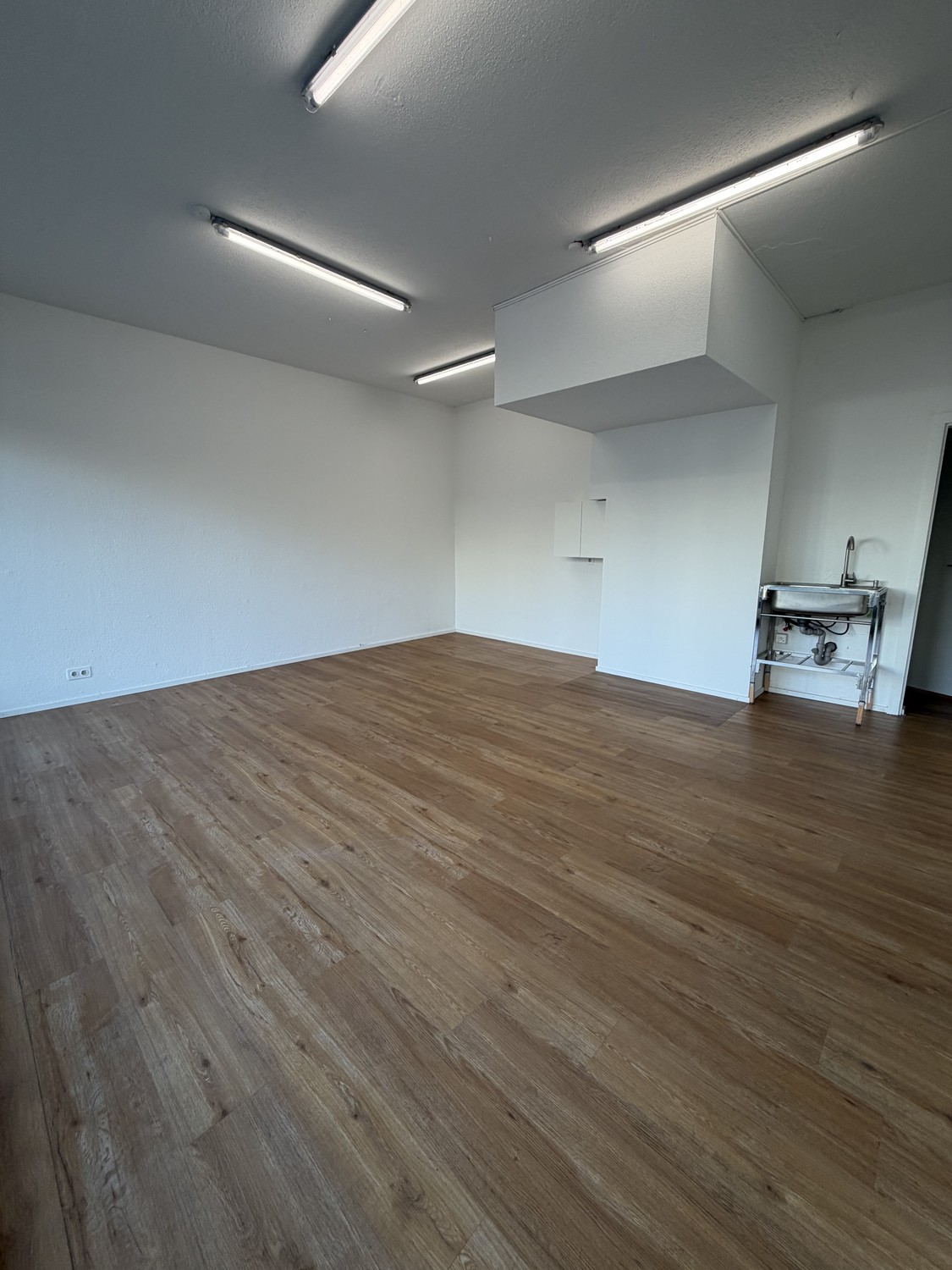 97m² shop