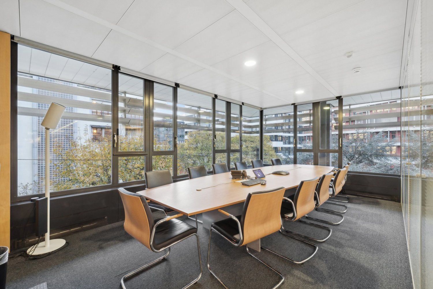 1250m² office