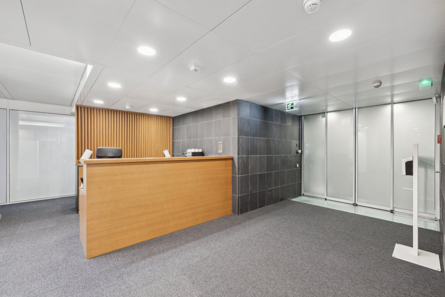 1250m² office