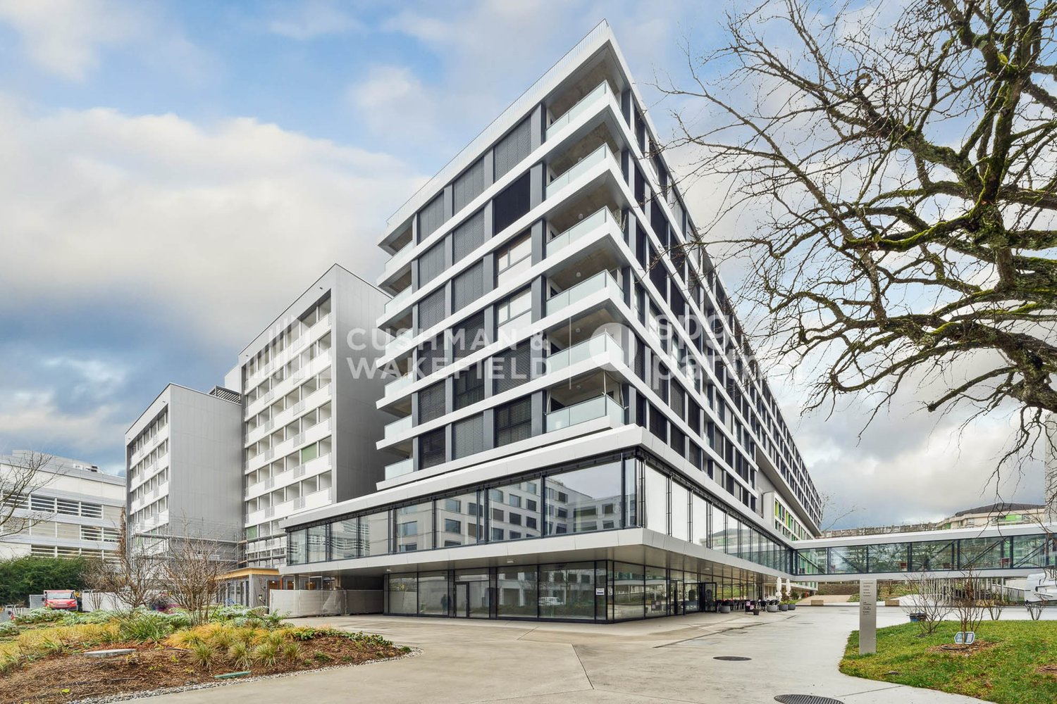 890m² office, photo 1 of 10
