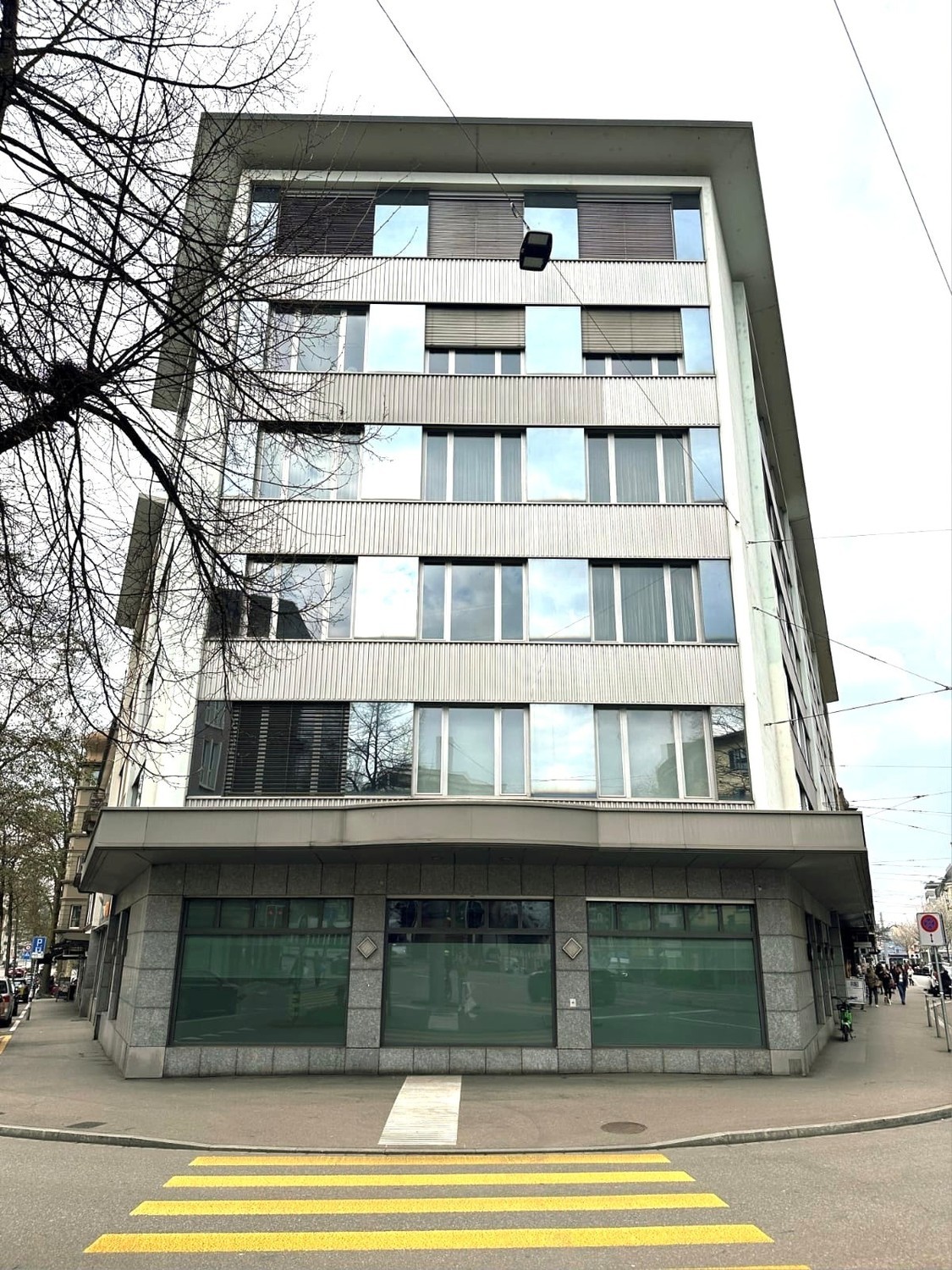 241m² office