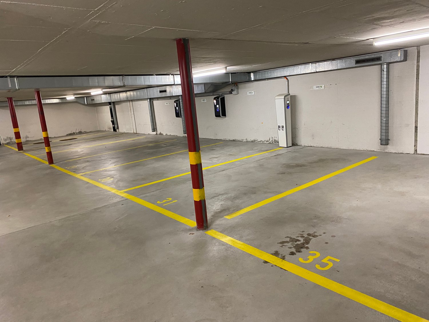 76m² storage room