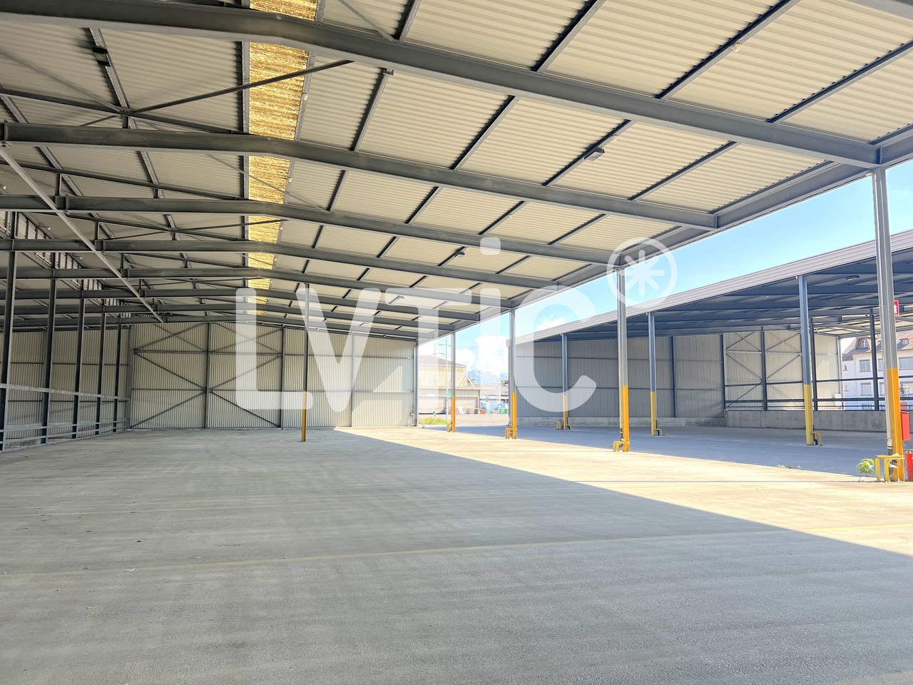 12000m² storage room