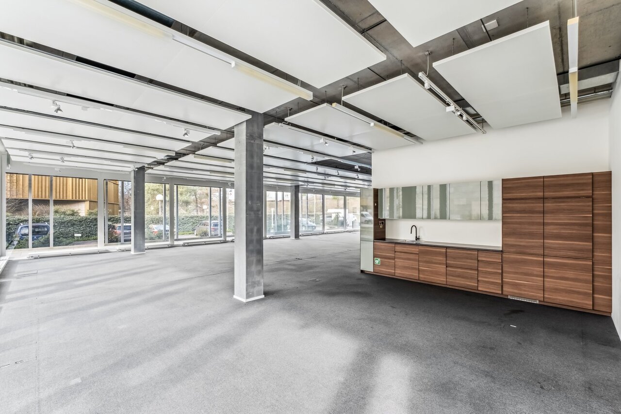 272m² office