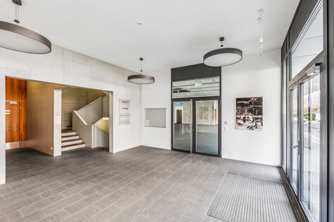 272m² office