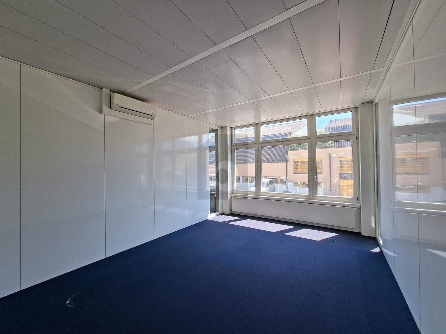 268m² office