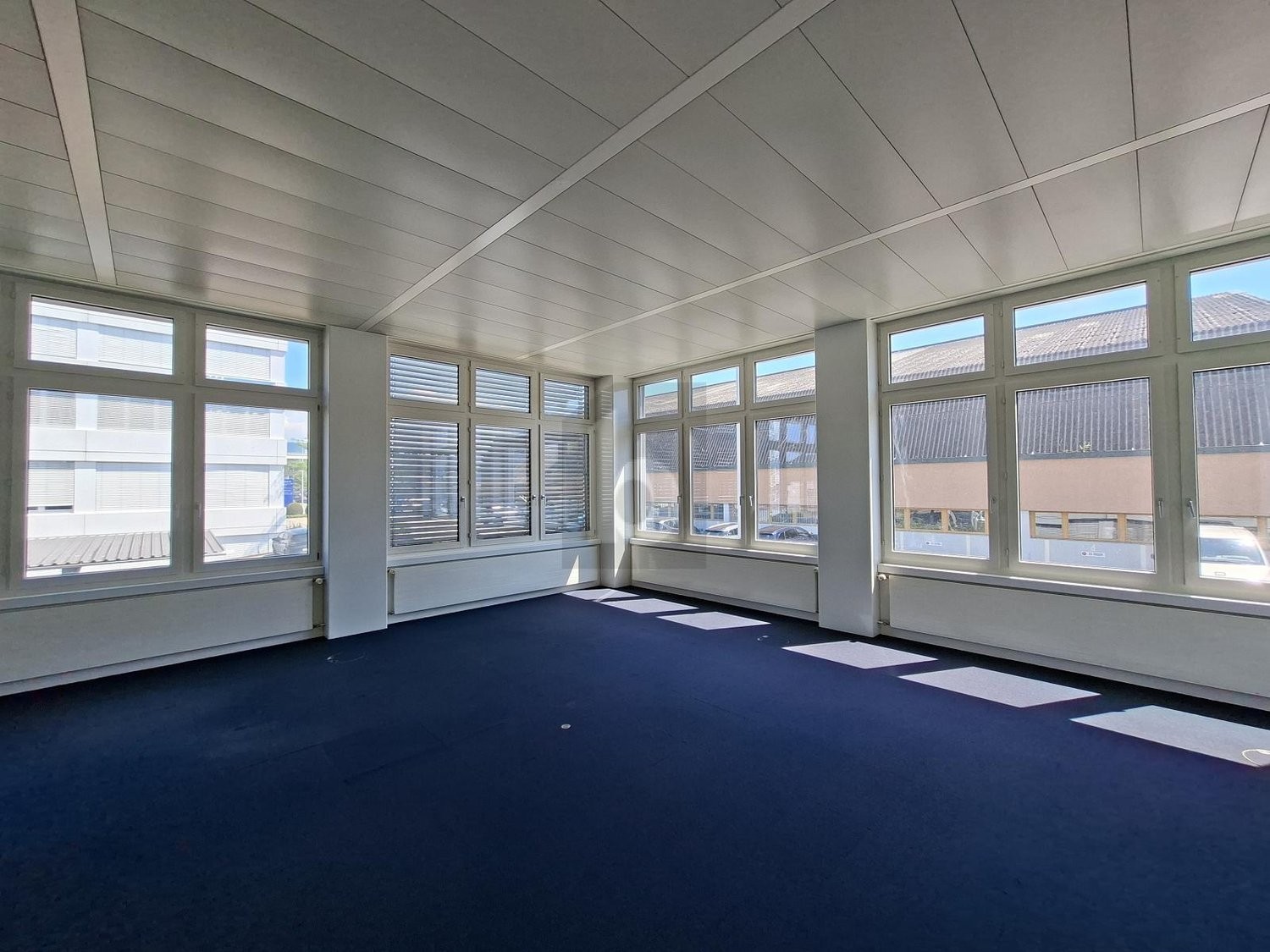 268m² office